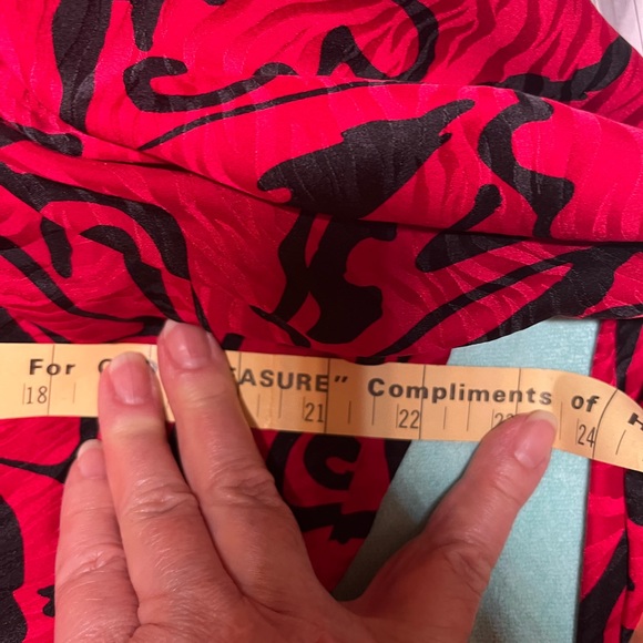 12 - 100% Silk Red & Black Blouse & Matching Black Midi Skirt w/flair - Picture 13 of 16